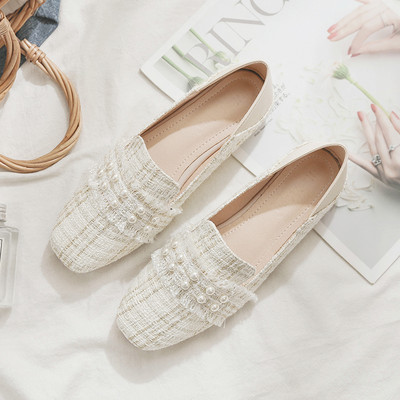 Új modell női cipő gyöngyökkel és lapos talppal