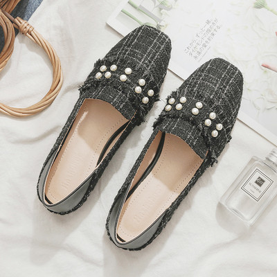Új modell női cipő gyöngyökkel és lapos talppal