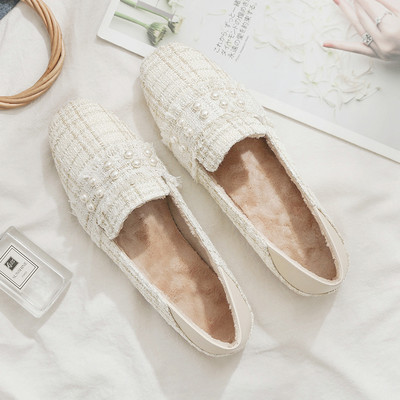 Új modell női cipő gyöngyökkel és lapos talppal