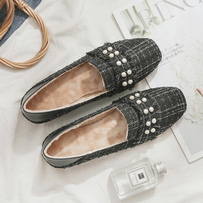 Új modell női cipő gyöngyökkel és lapos talppal