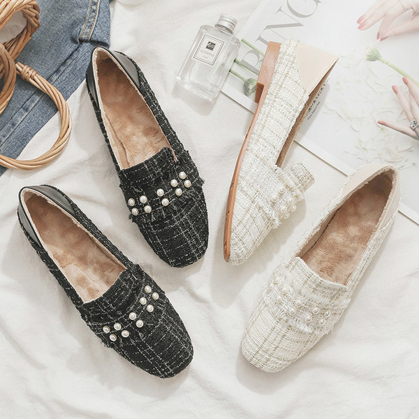 Új modell női cipő gyöngyökkel és lapos talppal