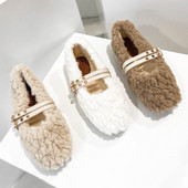 Női pehelycipő lapos talppal és bőrpánttal