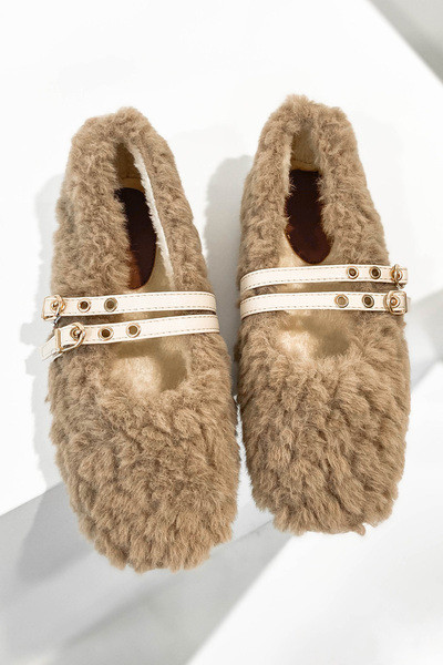 Női pehelycipő lapos talppal és bőrpánttal