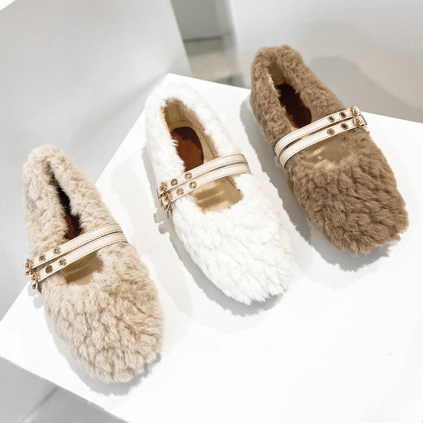 Női pehelycipő lapos talppal és bőrpánttal