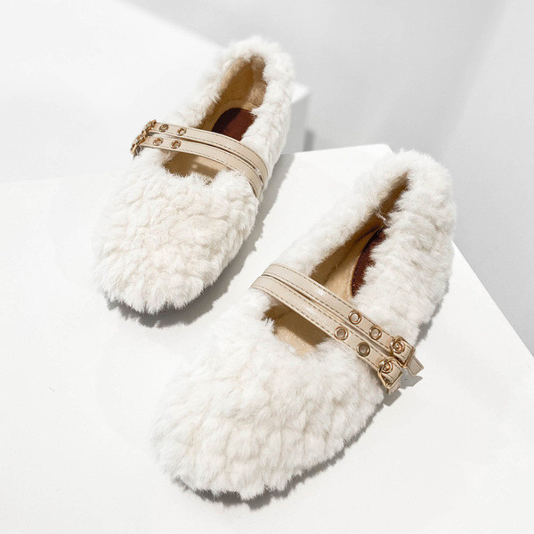 Női pehelycipő lapos talppal és bőrpánttal