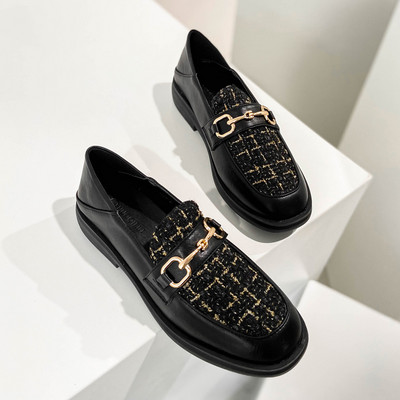 Stílusos női cipő lapos talppal és fém díszítéssel