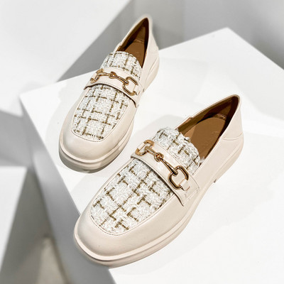 Stílusos női cipő lapos talppal és fém díszítéssel