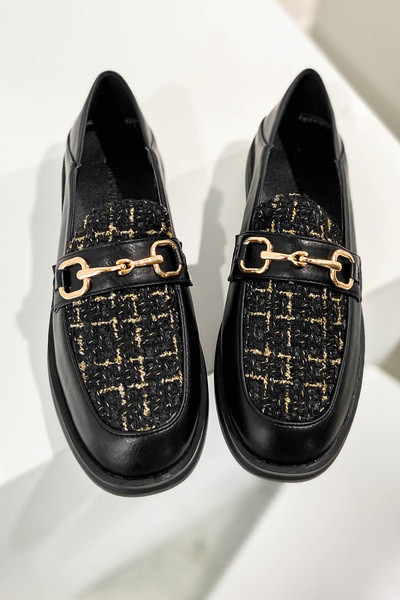 Stílusos női cipő lapos talppal és fém díszítéssel