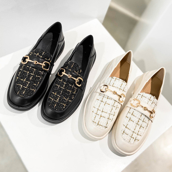 Stílusos női cipő lapos talppal és fém díszítéssel