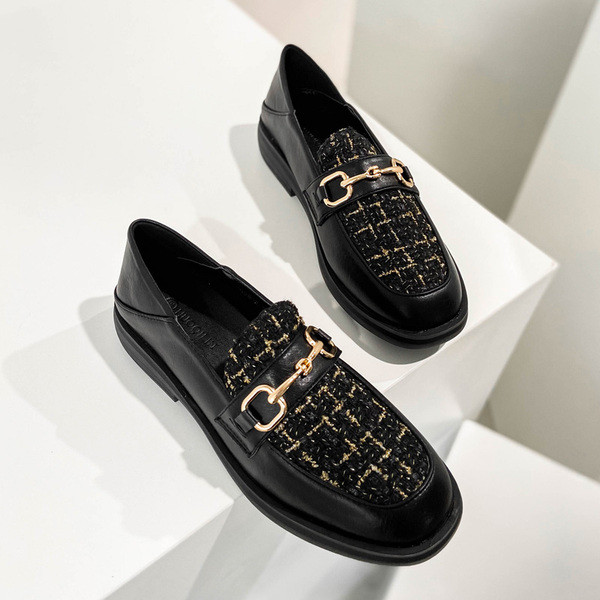 Stílusos női cipő lapos talppal és fém díszítéssel