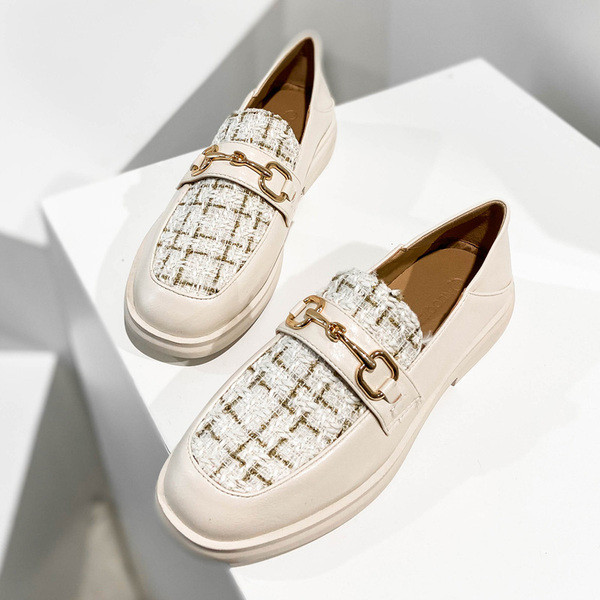 Stílusos női cipő lapos talppal és fém díszítéssel