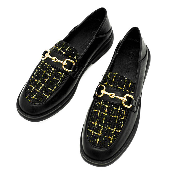 Stílusos női cipő lapos talppal és fém díszítéssel