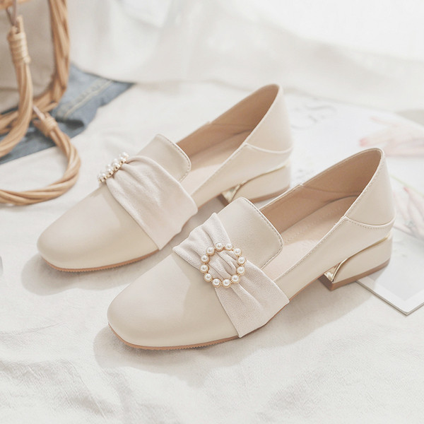 Gyöngyös, alacsony sarkú női alkalmi cipő