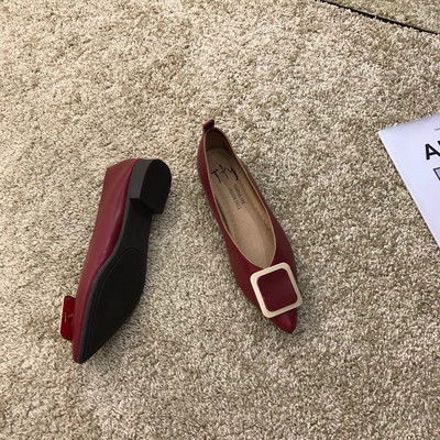 Női hegyes cipő szögletes 2 cm-es sarokkal