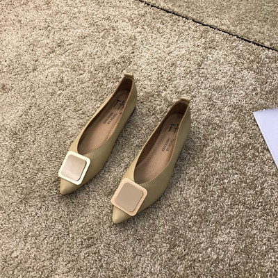 Női hegyes cipő szögletes 2 cm-es sarokkal