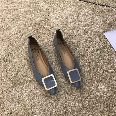 Női hegyes cipő szögletes 2 cm-es sarokkal