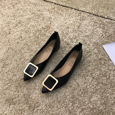 Női hegyes cipő szögletes 2 cm-es sarokkal