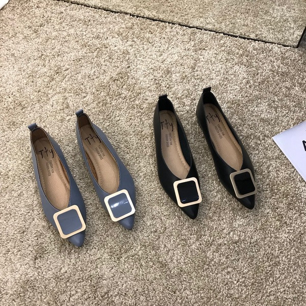 Női hegyes cipő szögletes 2 cm-es sarokkal