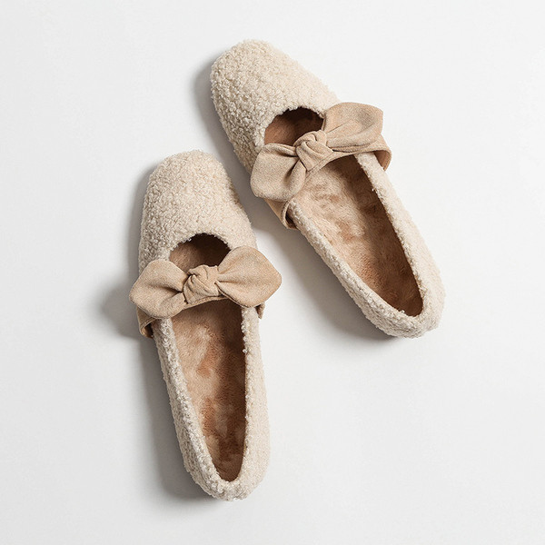 Alkalmi női cipő szalaggal és lapos talppal, bézs színben