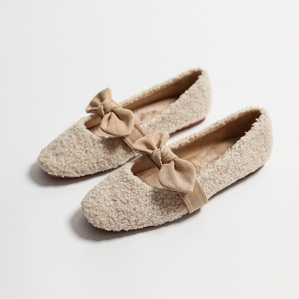 Alkalmi női cipő szalaggal és lapos talppal, bézs színben