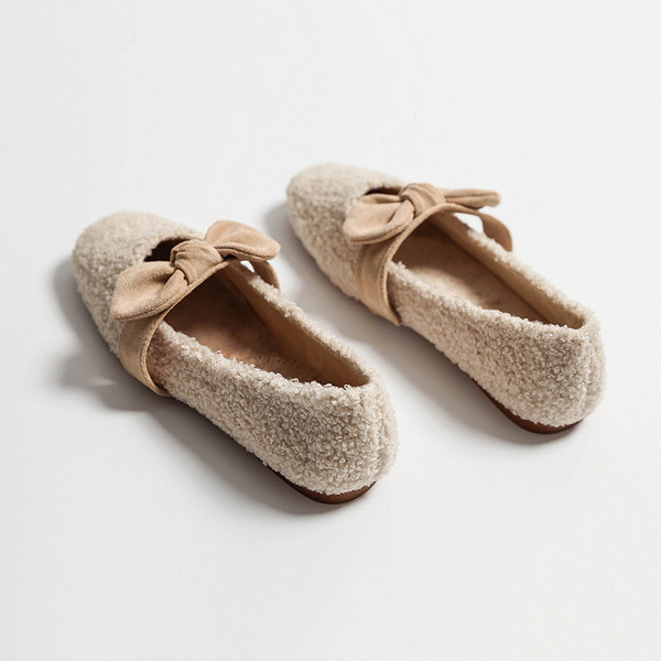 Alkalmi női cipő szalaggal és lapos talppal, bézs színben