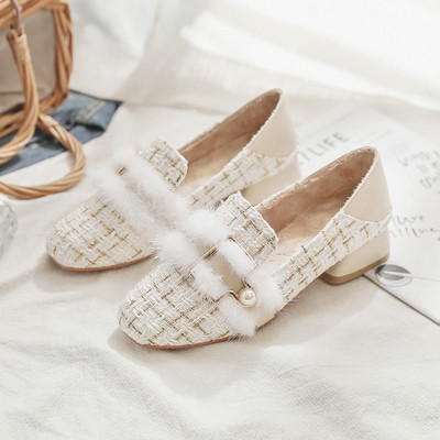 Alkalmi női cipő bézs színű pehely és alacsony sarkú cipővel