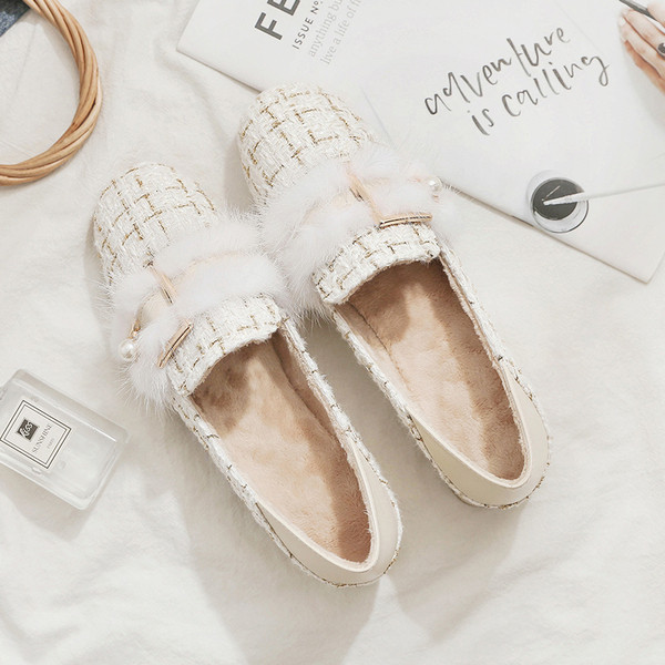 Alkalmi női cipő bézs színű pehely és alacsony sarkú cipővel