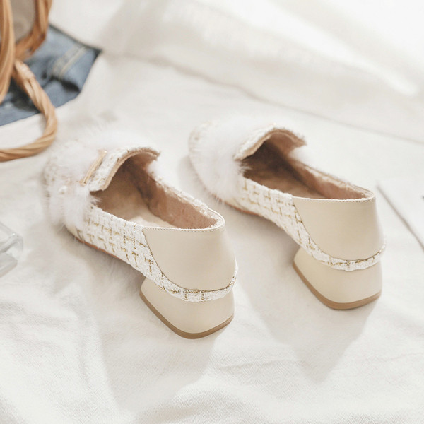 Alkalmi női cipő bézs színű pehely és alacsony sarkú cipővel