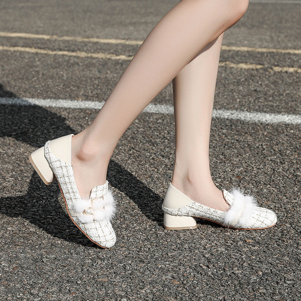 Alkalmi női cipő bézs színű pehely és alacsony sarkú cipővel