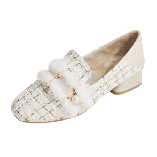 Alkalmi női cipő bézs színű pehely és alacsony sarkú cipővel