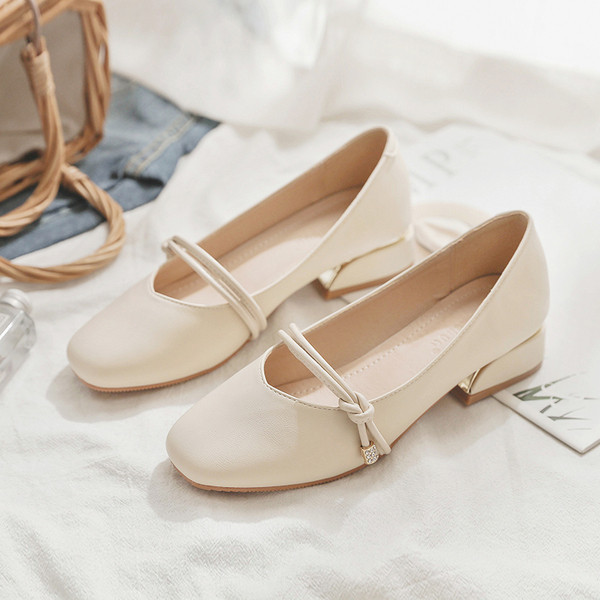 Új fűzős női bőrcipő modell