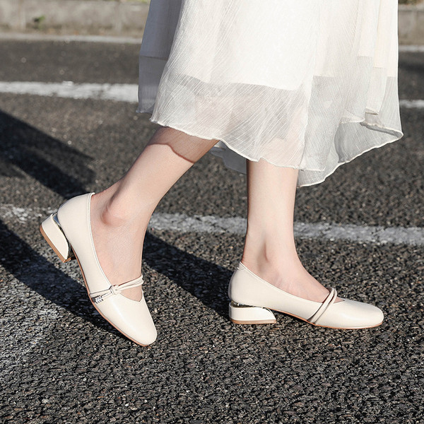 Új fűzős női bőrcipő modell