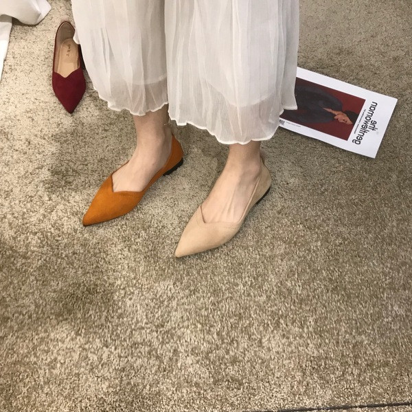 Öko velúrból készült, kihegyezett női cipőmodell