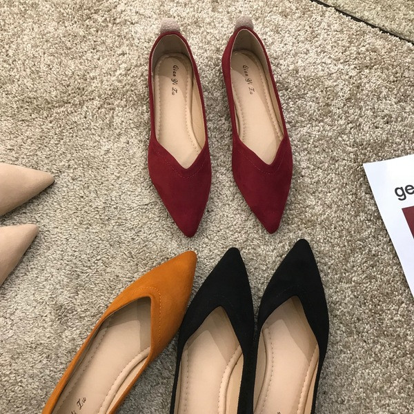 Öko velúrból készült, kihegyezett női cipőmodell