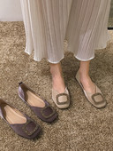 Női alkalmi cipő lapos talppal és díszítéssel