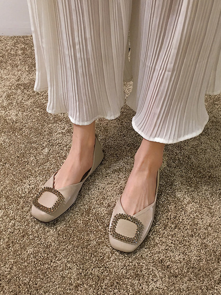 Női alkalmi cipő lapos talppal és díszítéssel