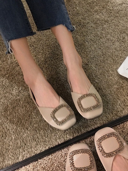 Női alkalmi cipő lapos talppal és díszítéssel