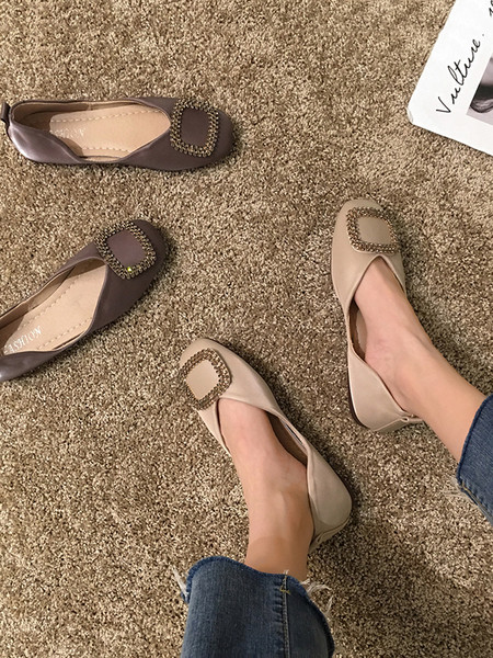 Női alkalmi cipő lapos talppal és díszítéssel