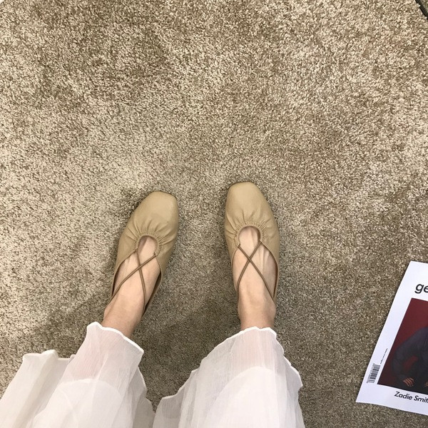 Lapos talpú, keresztes fűzős női alkalmi cipő