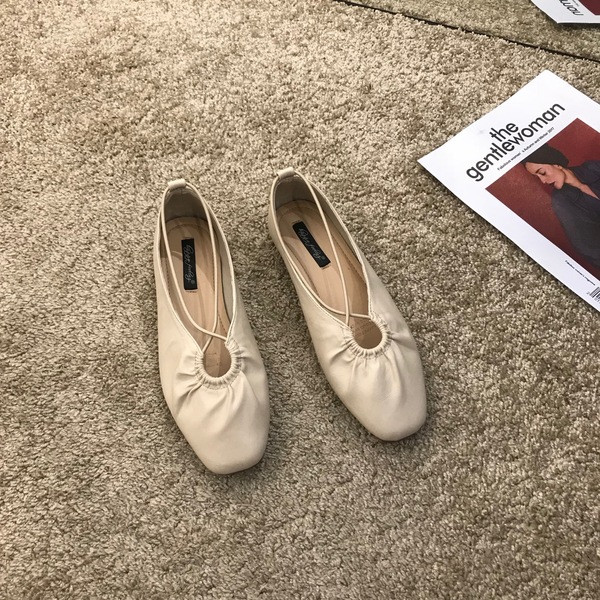 Lapos talpú, keresztes fűzős női alkalmi cipő