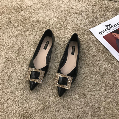 Hegyes modellű női lakkcipő csattal