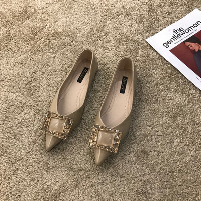 Hegyes modellű női lakkcipő csattal