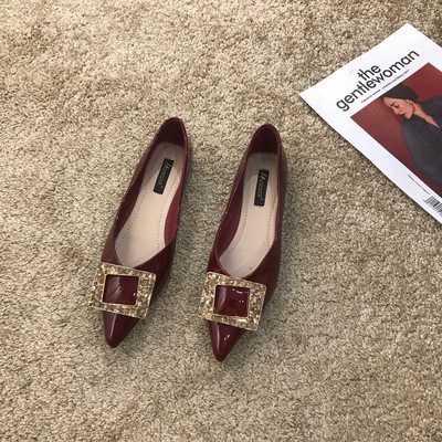 Hegyes modellű női lakkcipő csattal