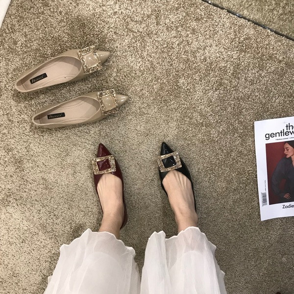 Hegyes modellű női lakkcipő csattal