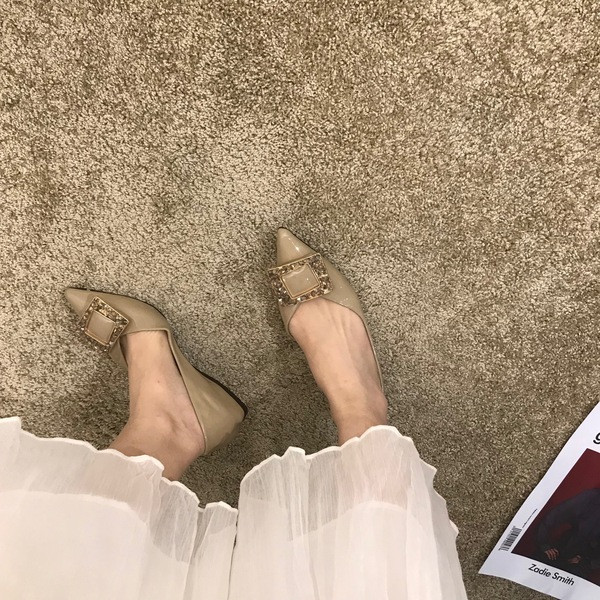 Hegyes modellű női lakkcipő csattal