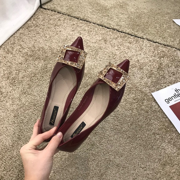 Hegyes modellű női lakkcipő csattal