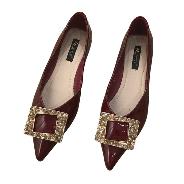 Hegyes modellű női lakkcipő csattal