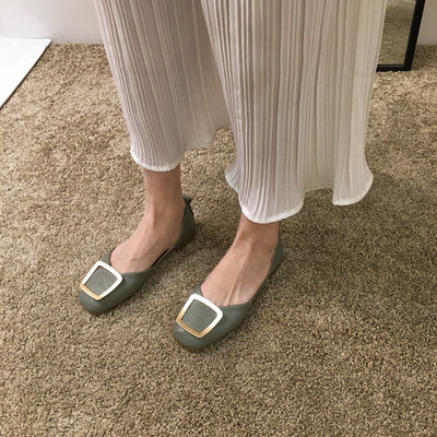 Öko bőrből készült női cipő új modellje, kétféle díszítéssel