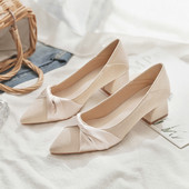 Bézs színű, alacsony sarkú női alkalmi cipő