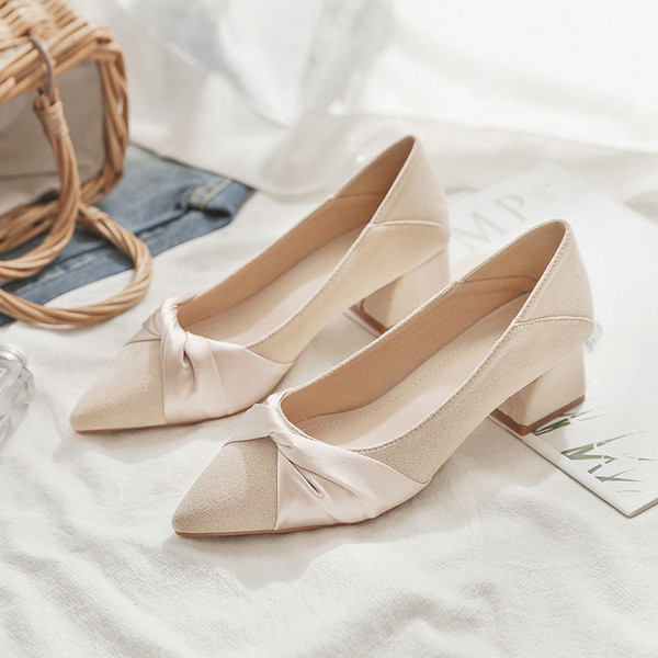 Bézs színű, alacsony sarkú női alkalmi cipő